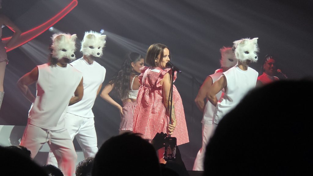 Alizée entourée de danseurs portant des masques de loup à l'Olympia