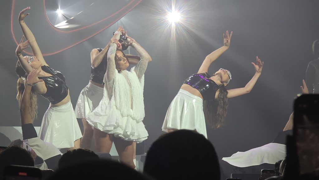 Alizée entourée de ses danseuses à l'Olympia